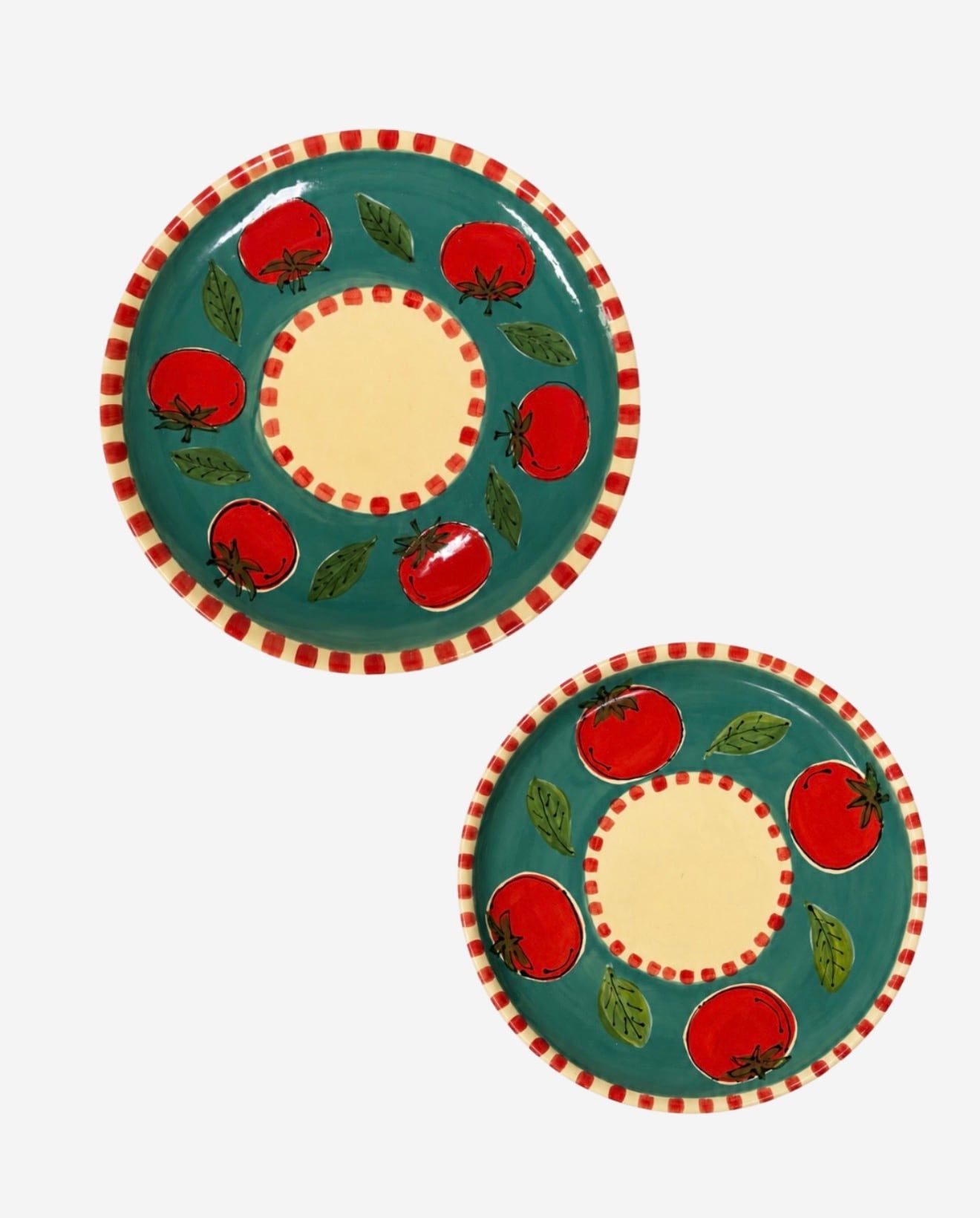 Dois pratos verdes pintados à mão com tomates vermelhos e folhas, borda listrada de vermelho e centro creme.